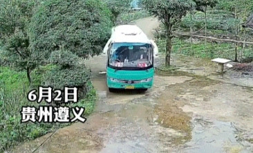 暖心！贵州山区的农家院里，一辆农村客运车稳稳倒进晒谷场，司机跳下车麻利地帮老人把