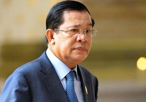 他信披露，导致佩通坦被暂停首相职务的那通电话，其实是柬埔寨参议院主席洪森在爽约后