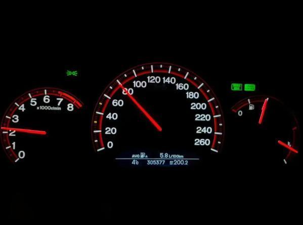 我同事老张，开了15年油车，自诩老司机。每次红绿灯起步，他都猛踩油门，说“车跑起