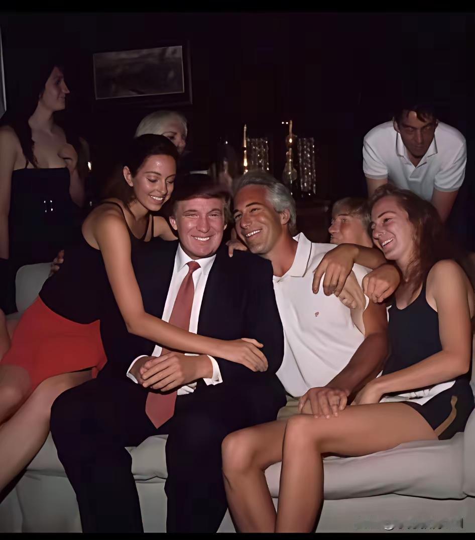 如今西方政坛世风日下，不堪入目，令人侧目，特朗普还说他是无辜的，阴谋者政治迫害！