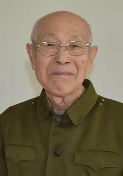 金东辉，男，1934年3月29日生，朝鲜族，沈阳人，是一名军人，原沈阳市皇姑区长