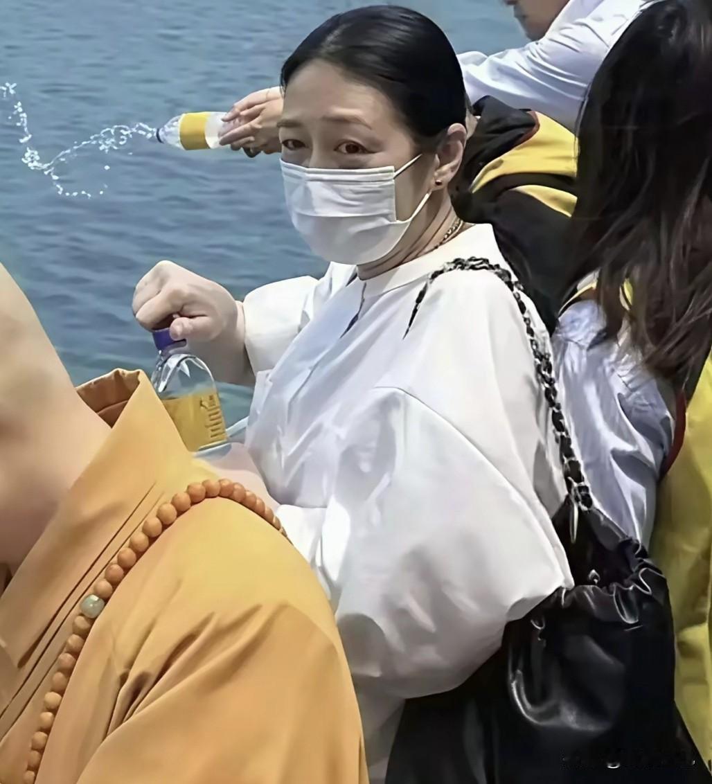 刘德华和朱丽倩的爱情故事，真的比偶像剧还精彩！1986年，刘德华随明星足球