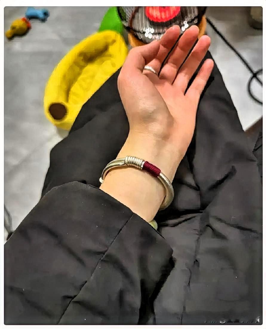 一夜之间，银镯子已经快买不起了！1月4日，一只68克银镯子，轻轻松松就突破