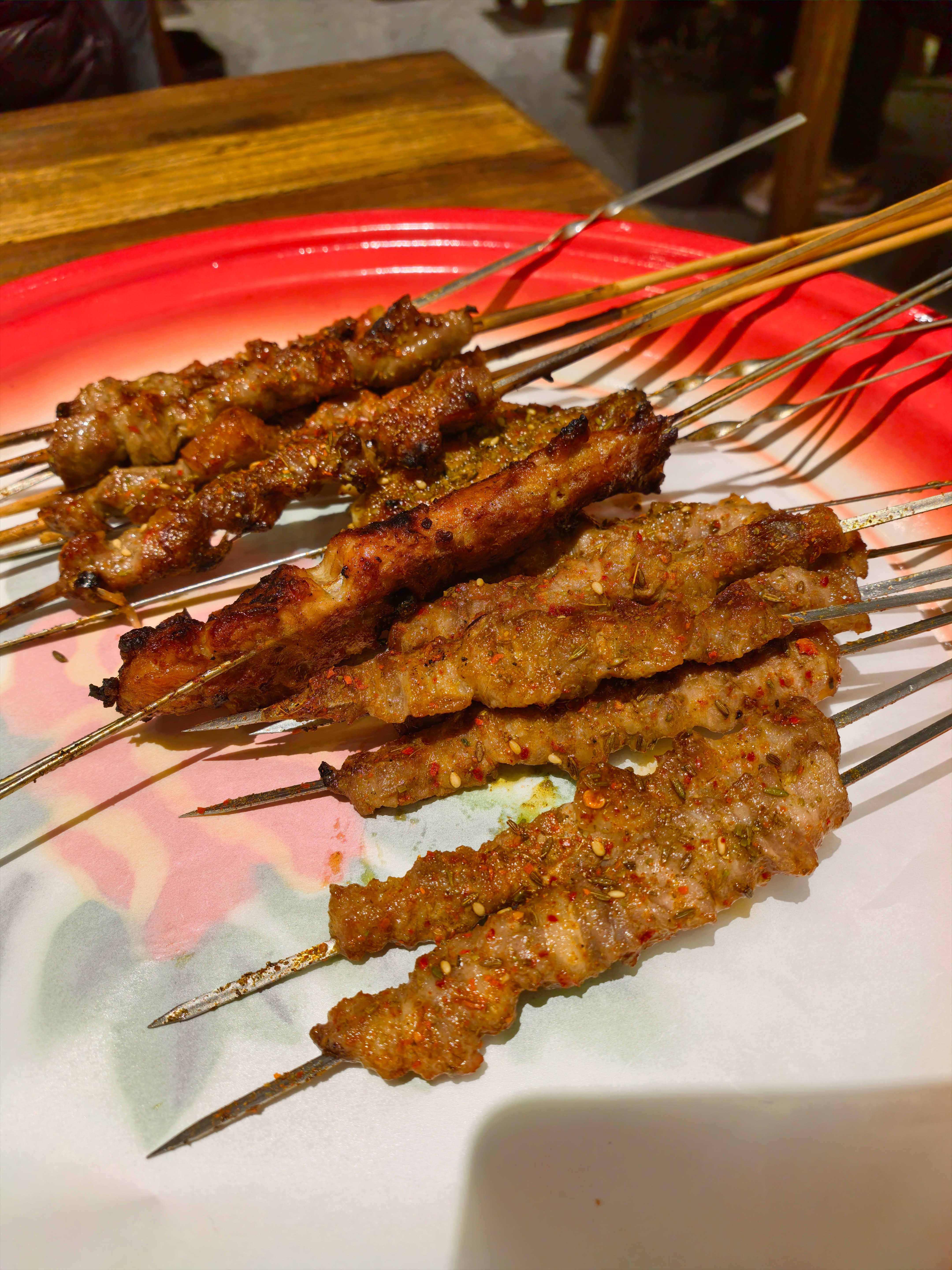 我确实是好久没吃烧烤了刚从公司出来，简单吃一口隔壁桌有一家人，妈妈教训完儿子教训