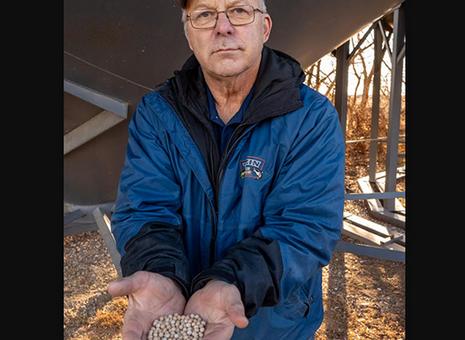 印度和中国同时向加拿大下手，加政府撑不住了 在关税贸易问题上，加拿大不仅中美