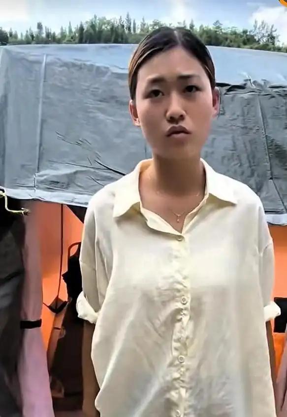 新疆无人区，一个女孩渴到快虚脱，看见路边有顶帐篷，没打招呼就钻了进去。没过多久，