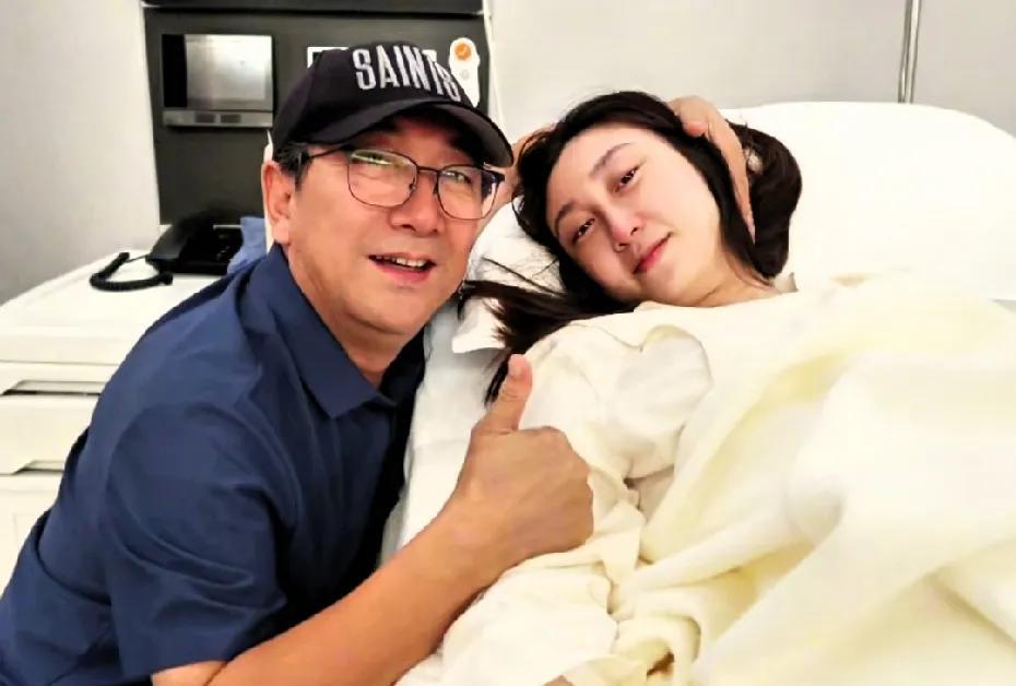 水均益的女儿生了一个小公主，他升级当姥爷啦！他女婿是篮球运动员邹阳，个子超级高，