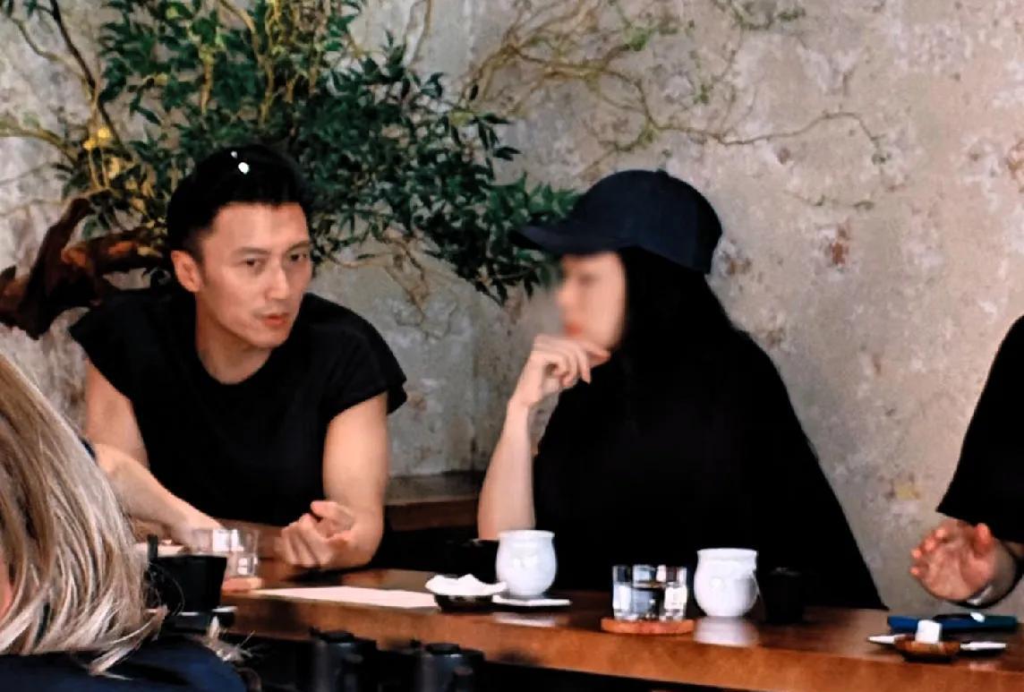 有网友在上海偶遇谢霆锋喝咖啡，看来他杭州演唱会办的很圆满，工作完放松放松！他真的