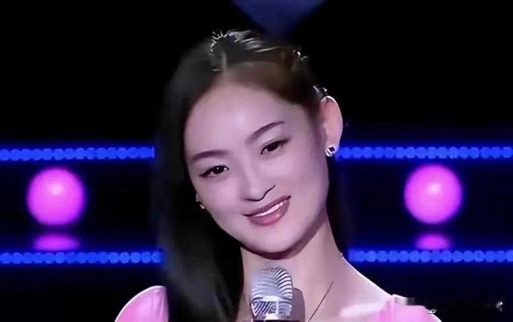 2008年，一名22岁的河南女孩在汶川旅游途中不幸遇到大地震，危急时刻，一名40