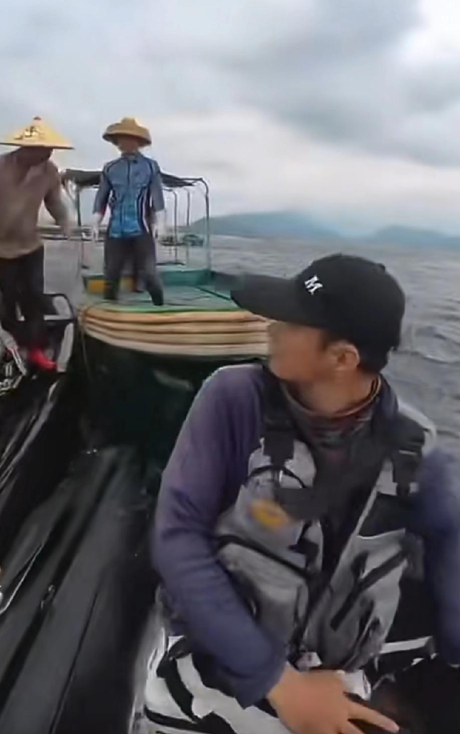 5月10日，广东阳江某海域。一艘钓鱼艇有靠近养殖渔排区域进行海钓活动，不料遭到两