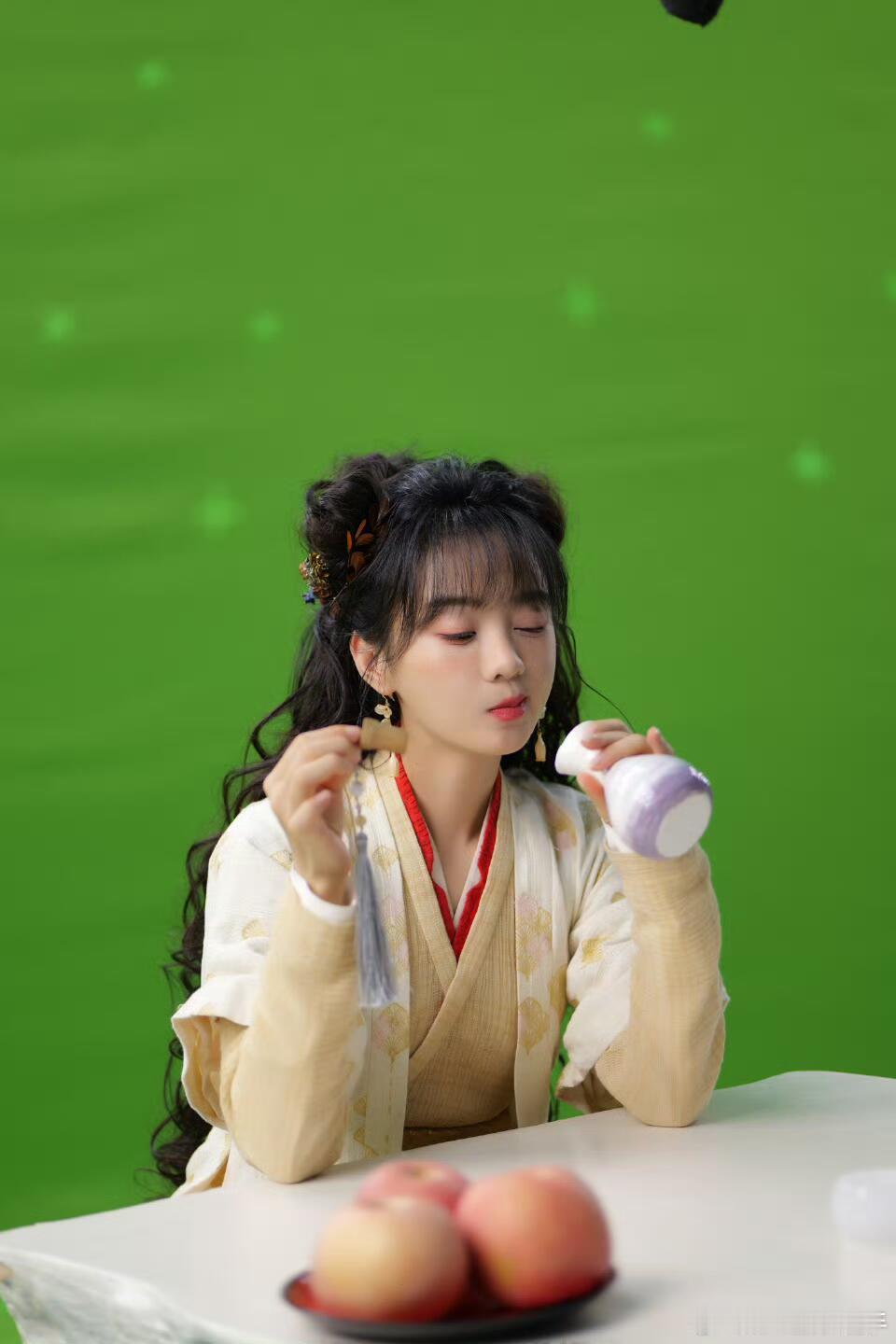 胡意旋落花时节又逢君胡意旋是自己一个人对着绿幕拍的，补拍与当初拍摄时间间