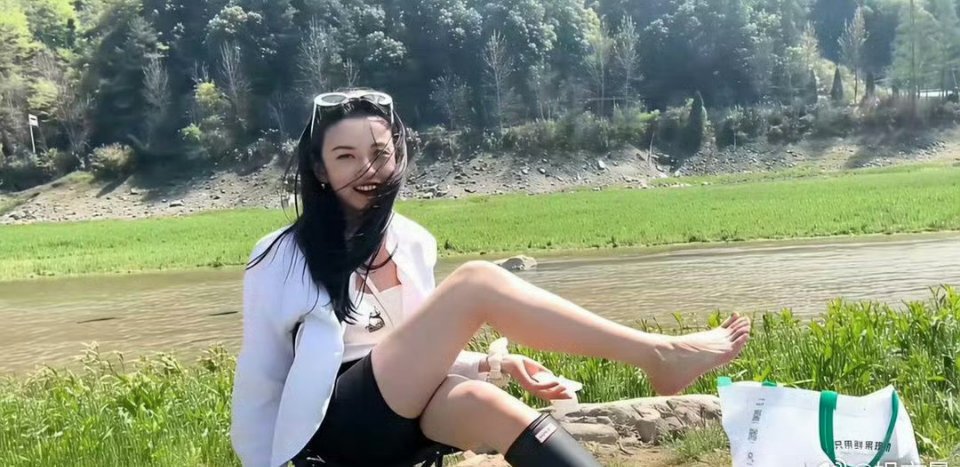 宋祖儿脱袜子这一幕太真实可爱了，随性又接地气，难怪那么多人喜欢她