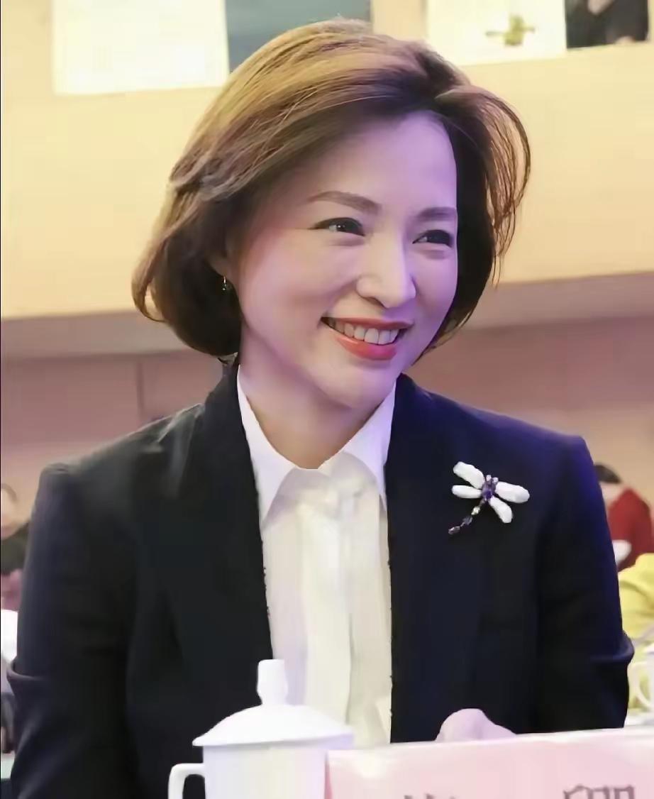 看到董卿素颜现身儿子小学毕业典礼的照片，我忍了。看到她在最后一排举着手机拍完全