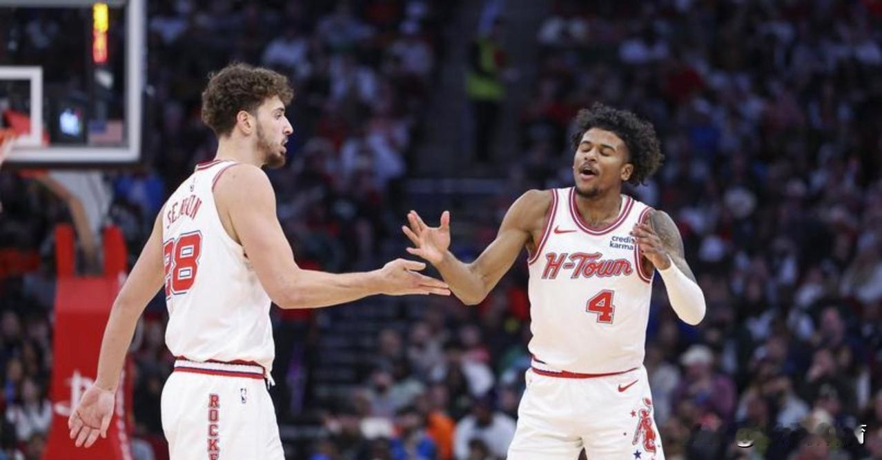 乌杜卡对待申京，可比当年对待杰伦格林耐心的多！火箭球迷应该都清楚，当年杰伦格林