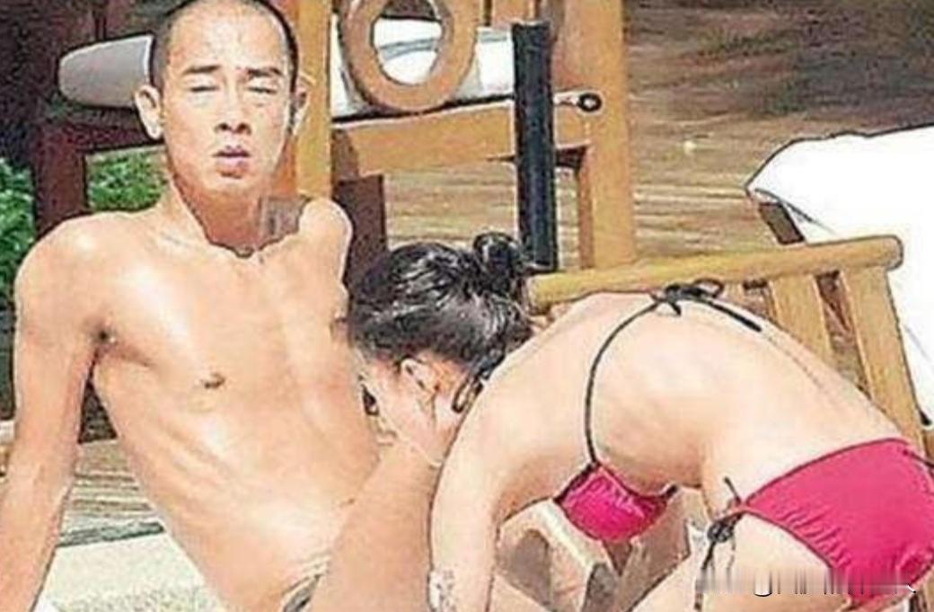 2003年，陈小春张柏芝两人同游曼谷，游泳池旁张柏芝穿着比基尼，娇嗔地看着陈小春