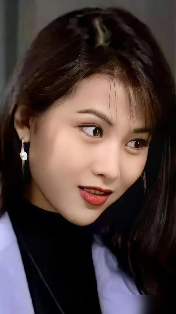 蔡少芬三个孩子的遗传，原来骗了所有人！之前大家都在说，女儿没遗传到蔡少芬早期的婴儿肥，只拿到了后期的