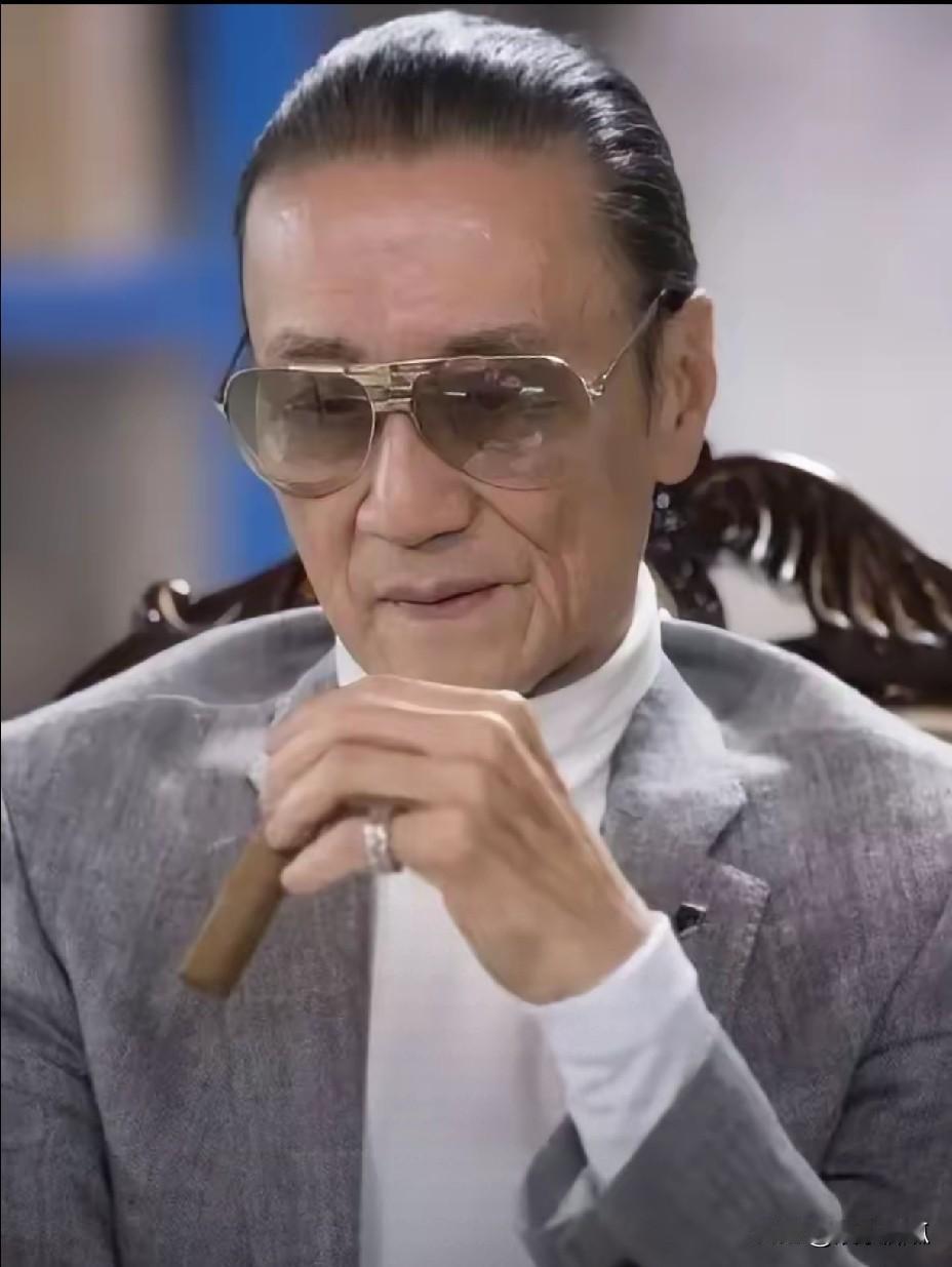 谢贤一走，王菲这身份立马尴尬上了桌。去还是不去，站哪儿哭，怎么答礼，全是死穴。按