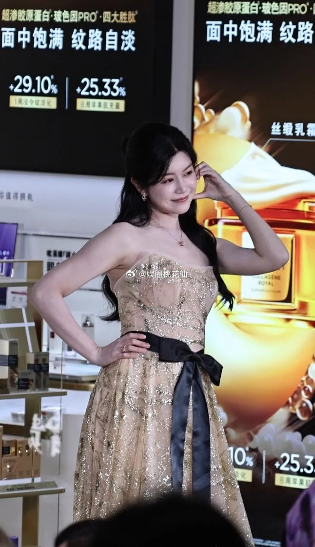 陈妍希在天津出席时尚活动，她这回穿了一件很奢华的裙子，看上去像个漂亮的美少女。
