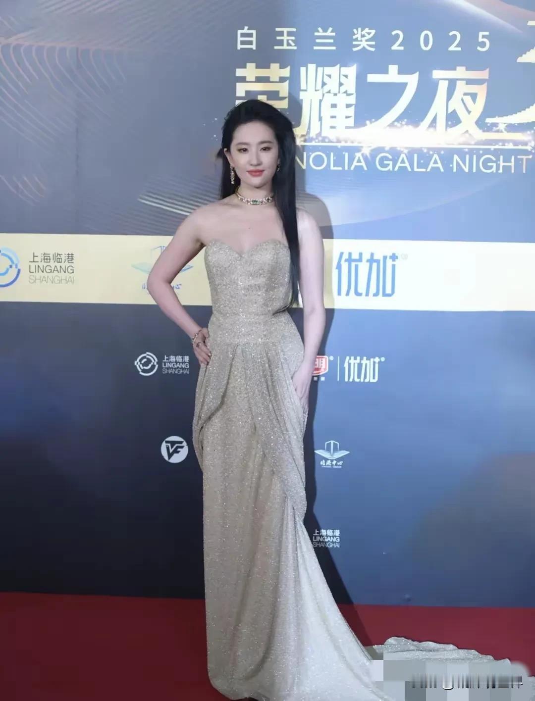 难得一见！没有一个人露的红毯！白玉兰荣耀之夜红毯，女明星们不约而同向高洁典雅的白