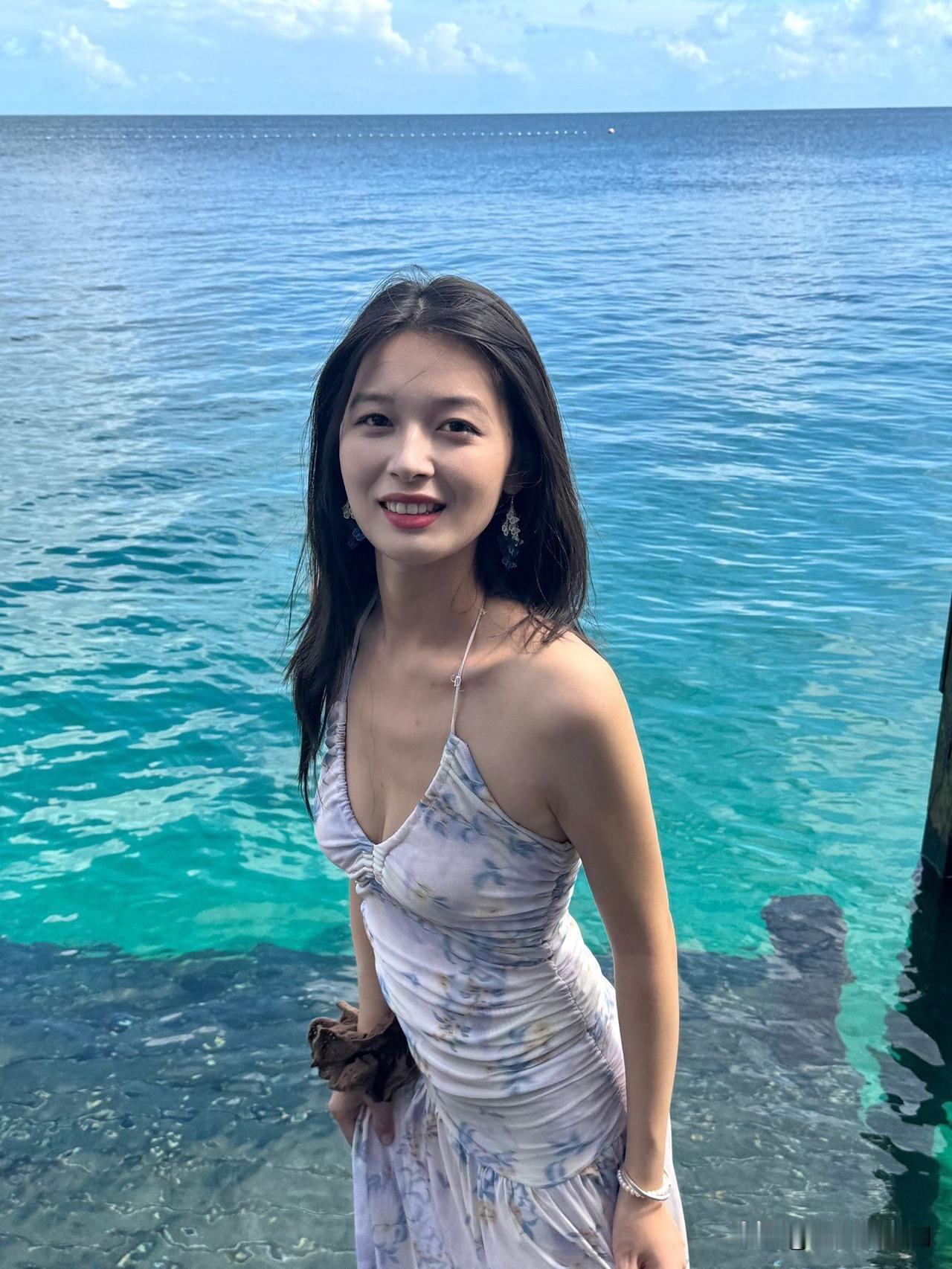 娱乐圈里“酥胸半露”的造型总能吸引眼球。张天爱身着银色抹胸礼裙，那酥胸半露的模样