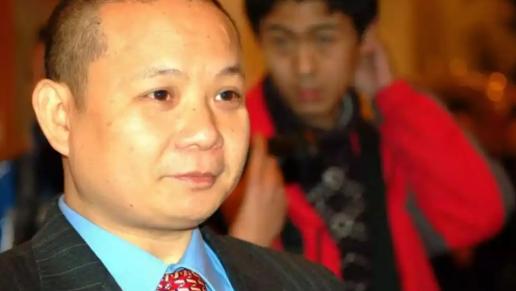 重庆有钱人郭家富当初掏6000多万给手下人买住房，还送员工十多台保时捷，2016