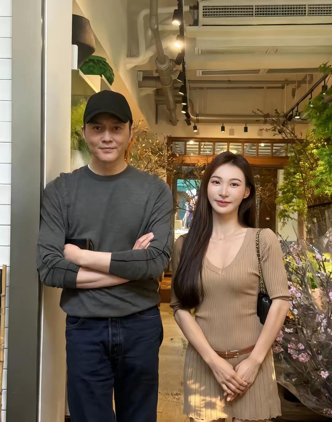 55岁的张智霖近日在香港浅水湾悠闲逛街时，被网友偶遇。他一身绅士风格的打扮，身形