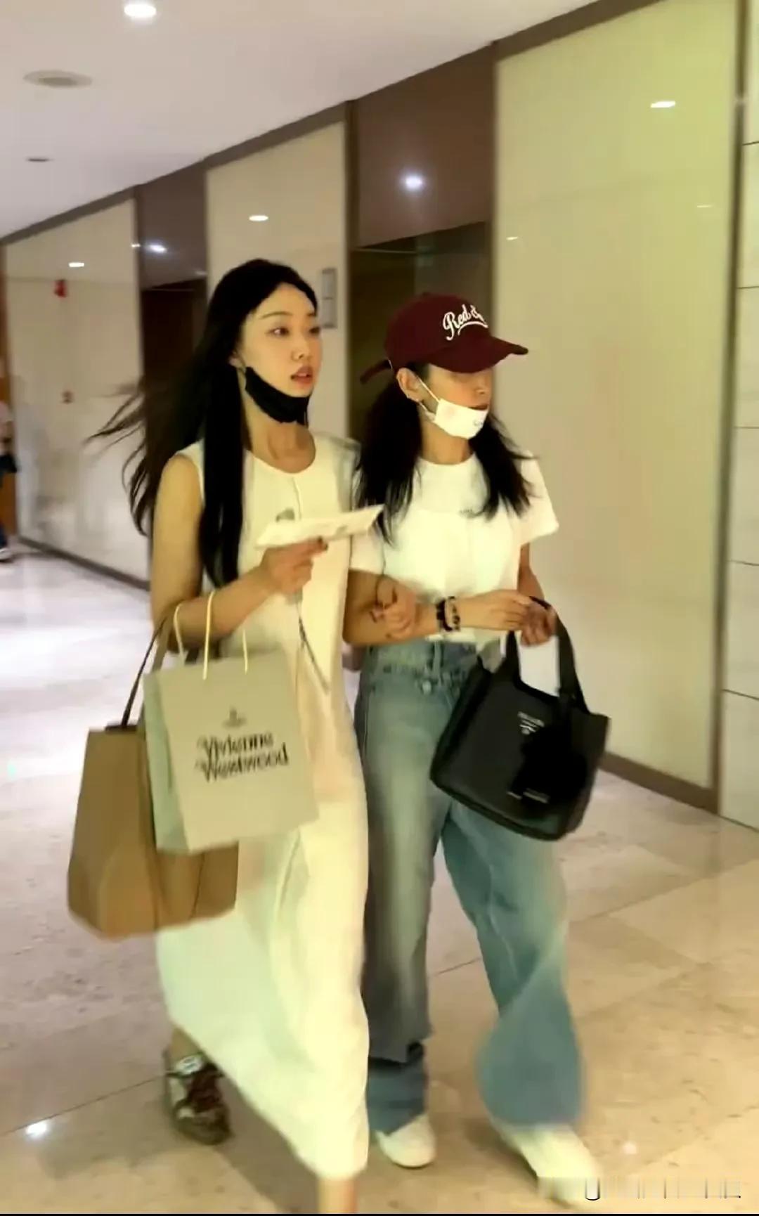 我说管乐怎么和李冰冰一起逛街呢！原来是签到了和颂啊！这下周也还有压力了吧！
