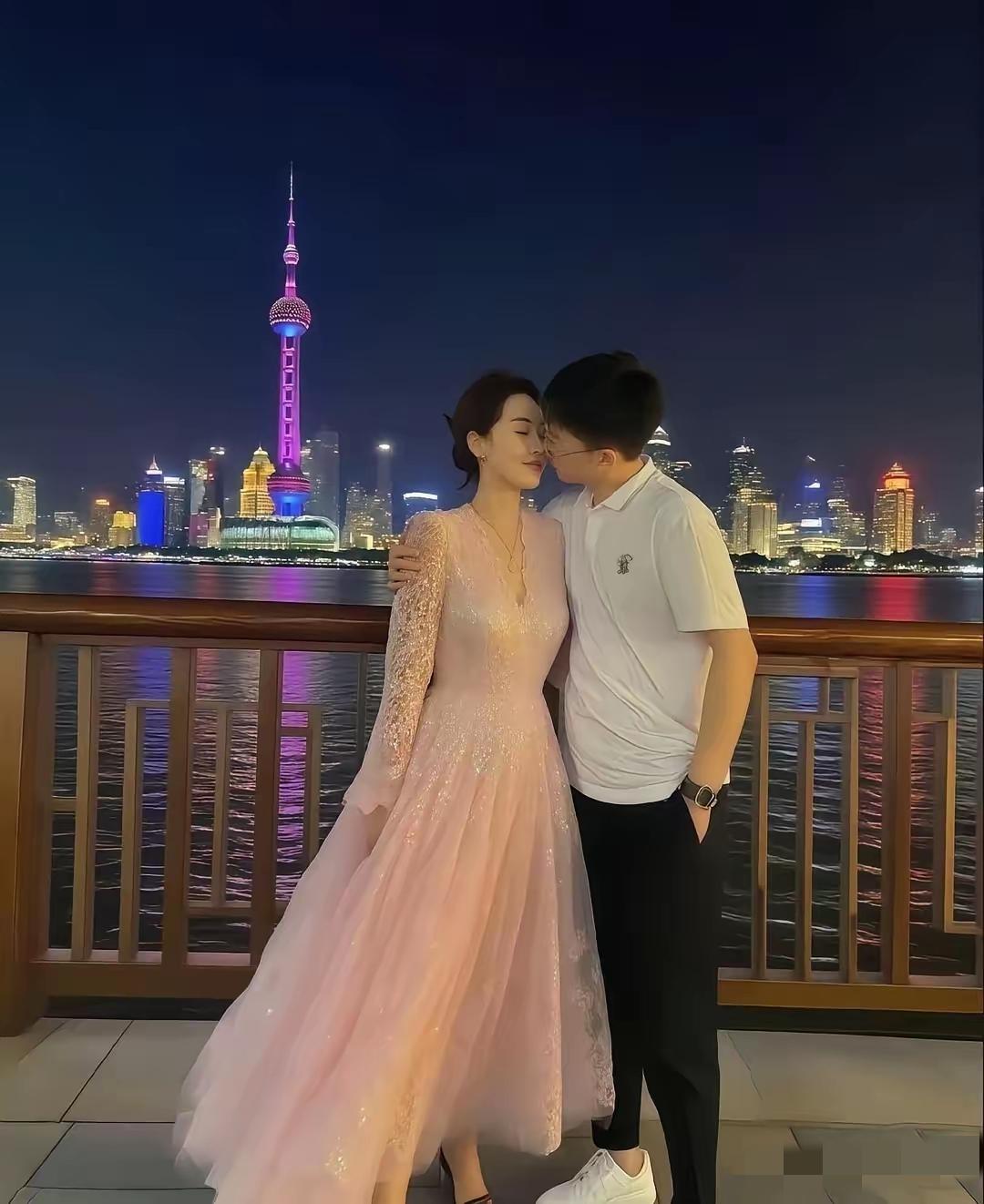 陆家嘴顶配浪漫！沪上阿姨有钱有颜，小伙子直接弯道超车遥遥领先！东方明珠做背景