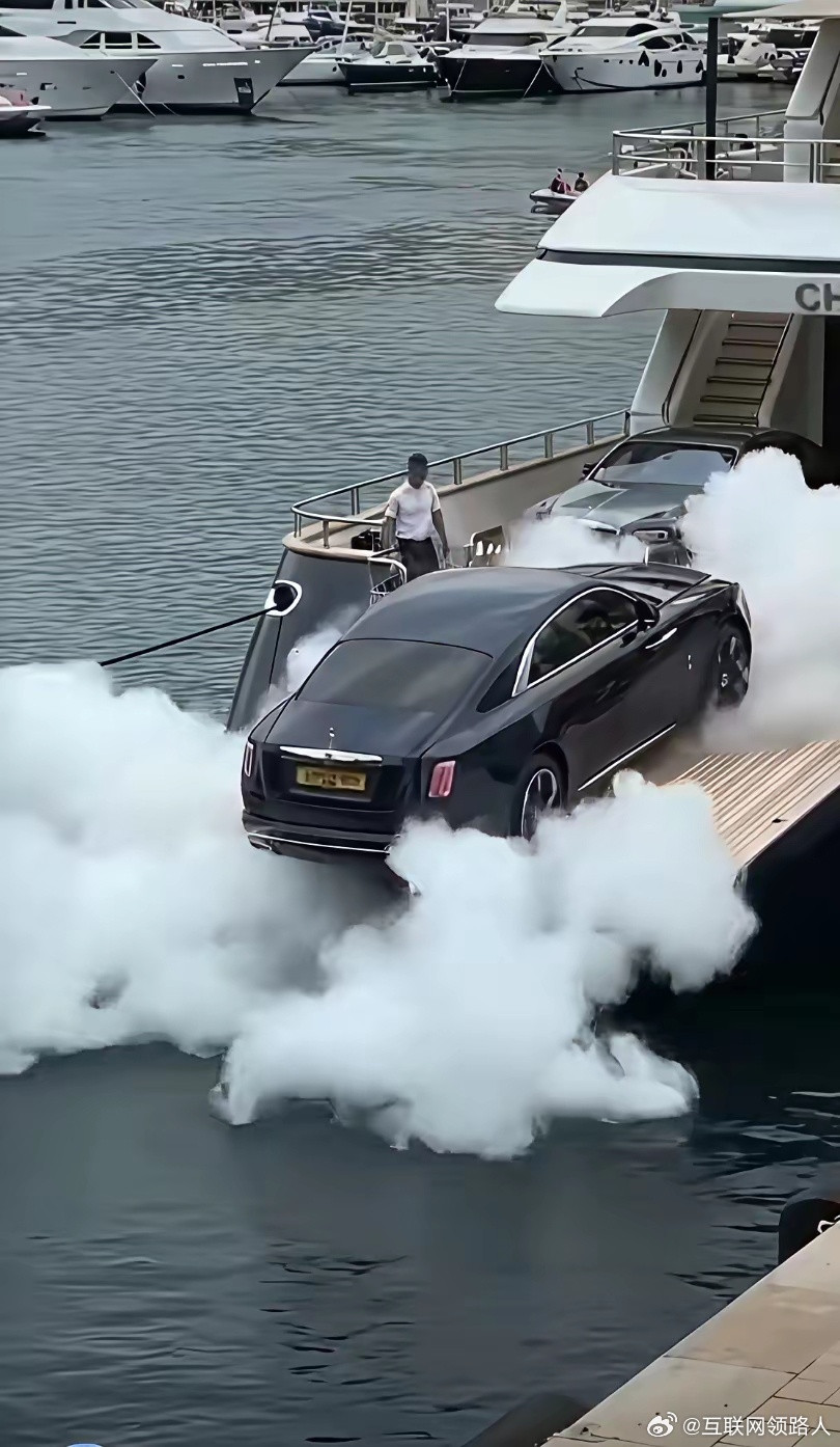 倒车挡挂错了，油门踩得车都冒烟了，最后豪车还是献给了大海。