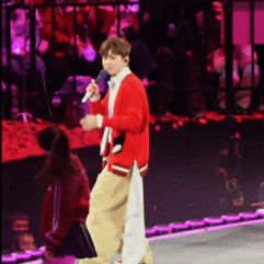 谁懂张杰回头拉伴舞这一下张杰这一回头一伸手直接封神！唱功顶级就算了，人品还这么能