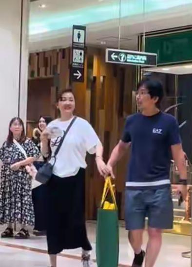 8月23日，有网友在日本大阪心斋桥撞见牛莉和她老公刘亚东逛街。这可是牛莉年初刚辟