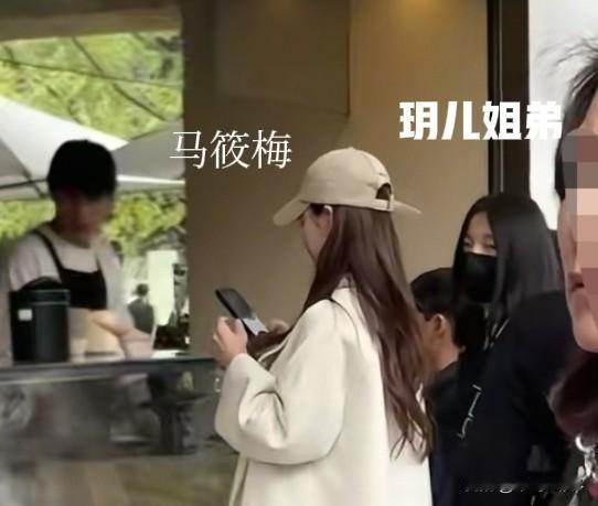 玥儿真是随了妈妈大S，总是能敏锐的捕捉到偷拍镜头，看拍摄角度应该离的很远，还好玥