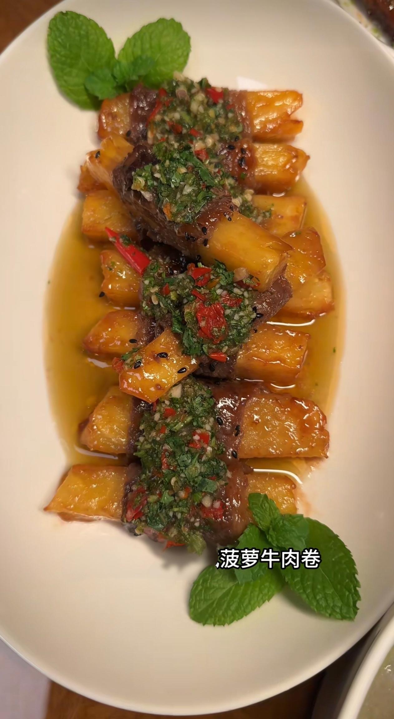 周六闲着没事，和婆婆一起下厨做了一桌家常菜。孩子最中意烤排骨，肉质入味超下饭