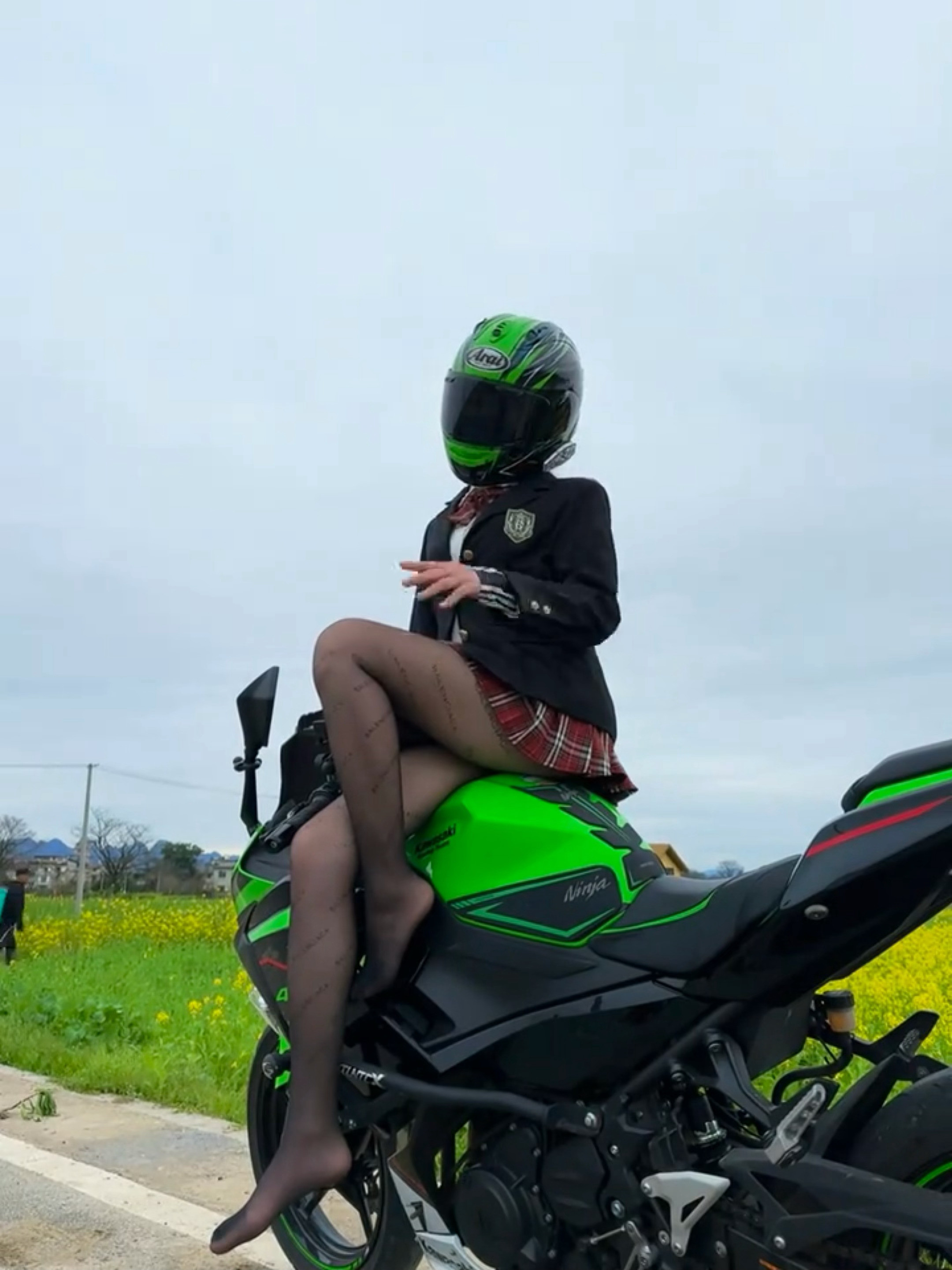 骑着摩托车去看油菜花