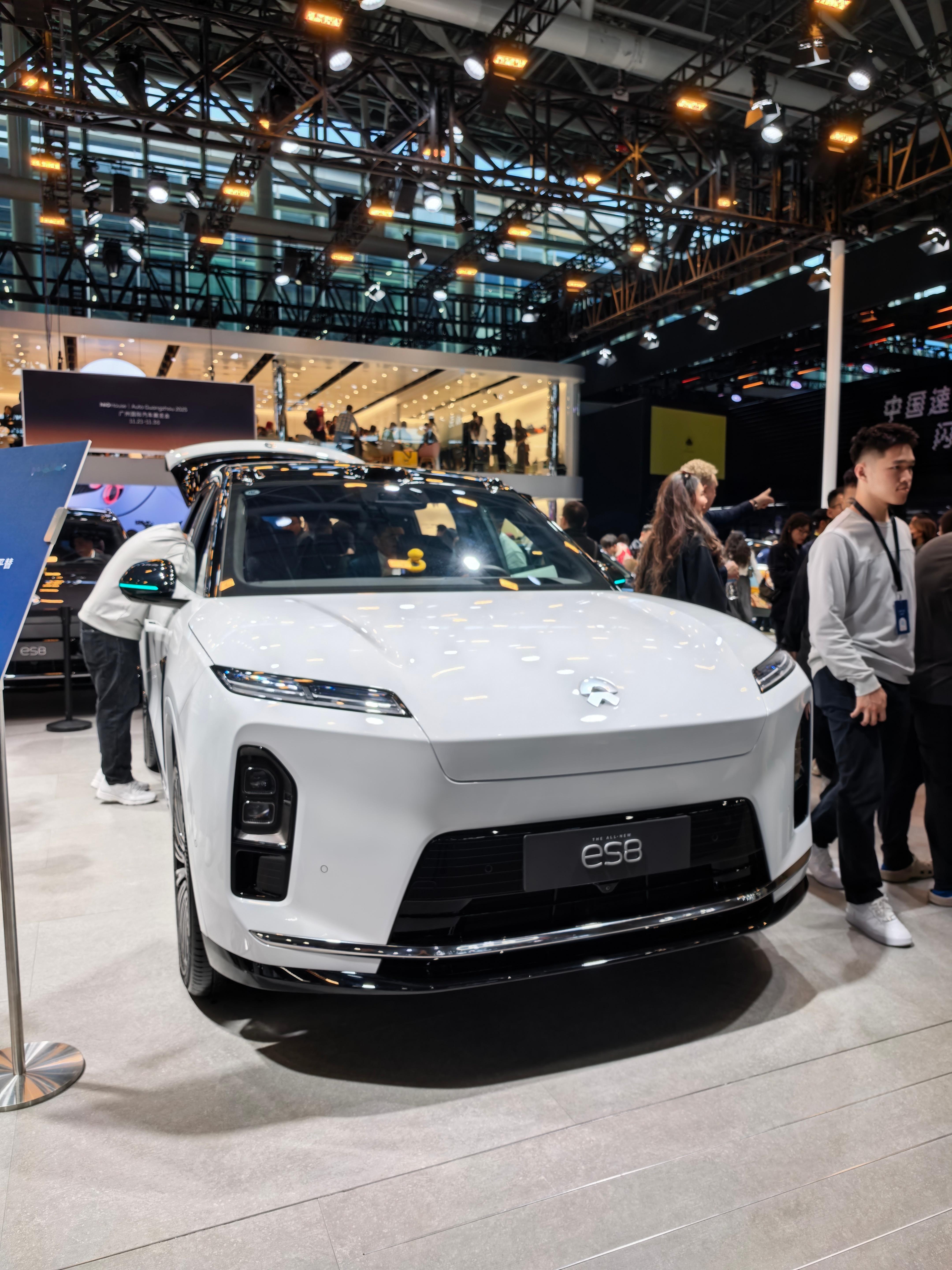 ES8这车真不错内外颜色和造型挺有品味的