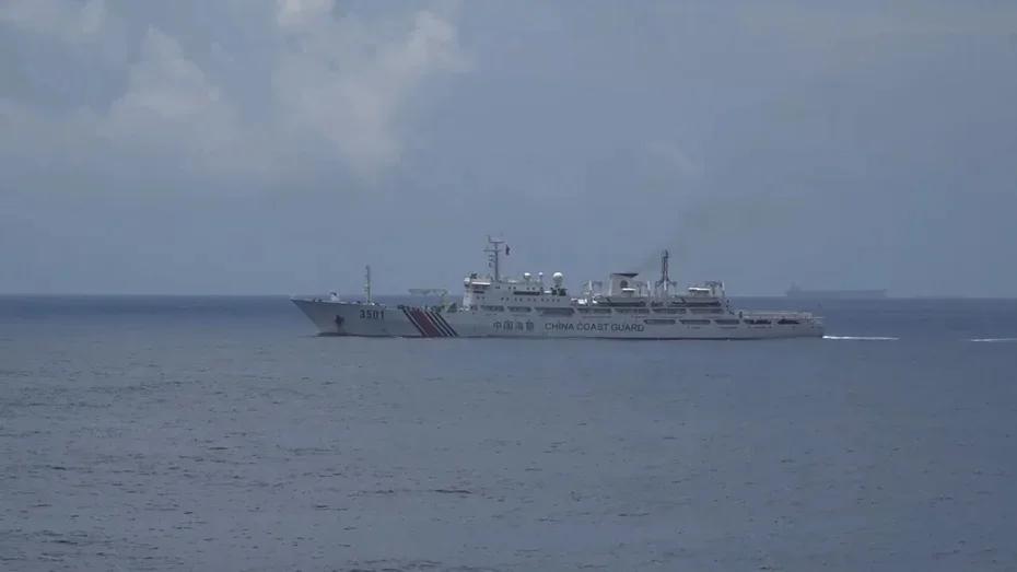 两岸东沙海域对峙升高，大陆海警喊“统一”竟遭回呛。东沙岛东北37.8海里海域