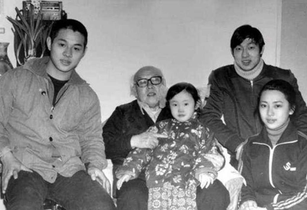 1928年，国画大师李苦禅，与师妹凌嵋琳成婚。不料，6年后，凌嵋琳竟在李苦禅不知