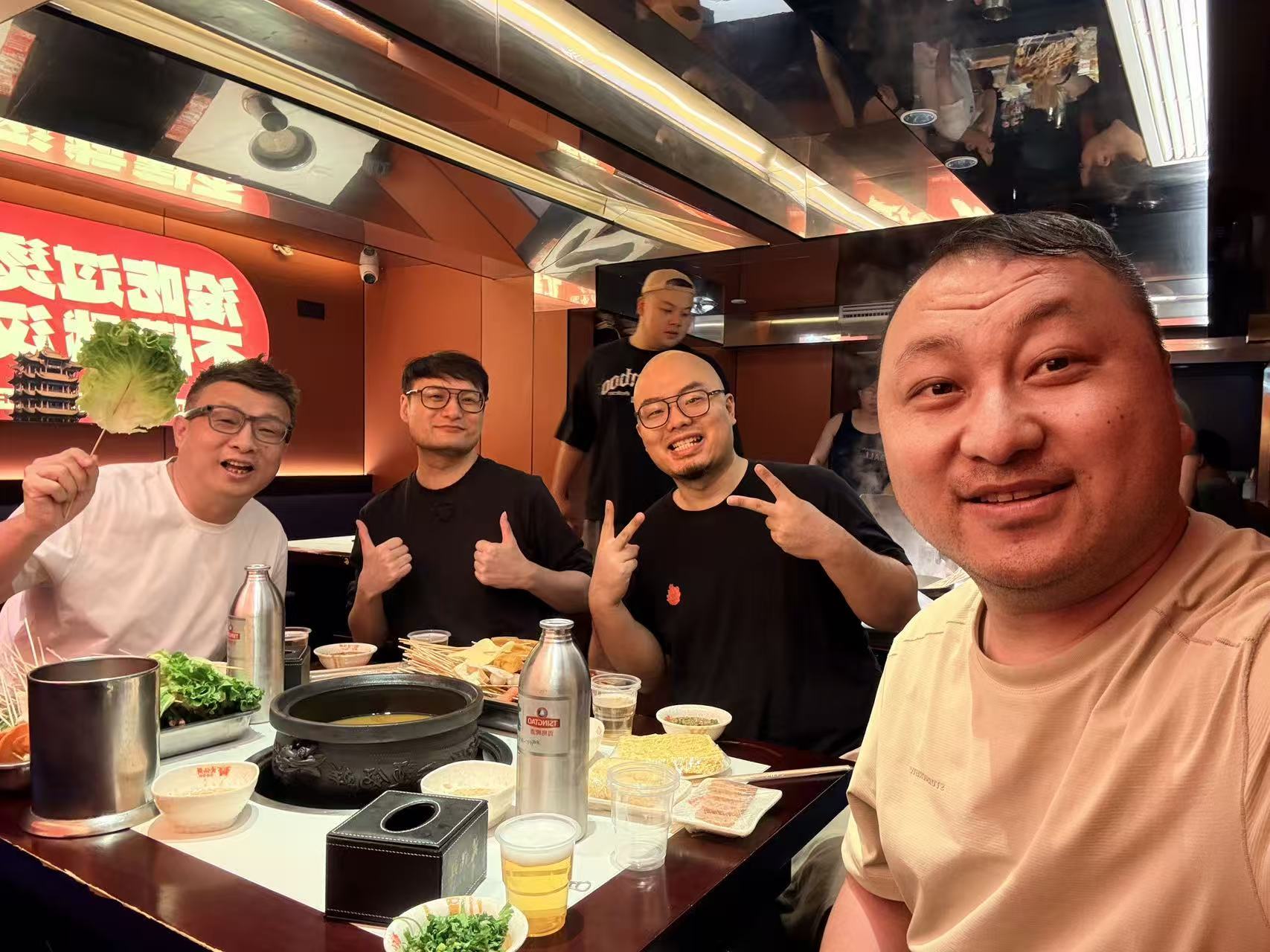 今天我特别生气，我请他们吃饭，他们笑话我拿的这些菜不爷们老徐的车与美食