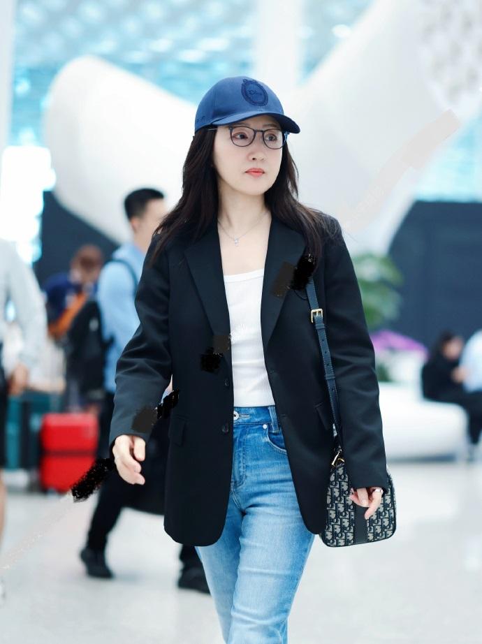 今天杨钰莹现身深圳机场，她这次搭配的很显年轻，气质也很不错，真的好迷人。杨钰