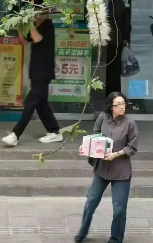 这次章子怡是真的下狠手了。在曹保平的新片《寻子遗迹》里，她直接把“国际章”那