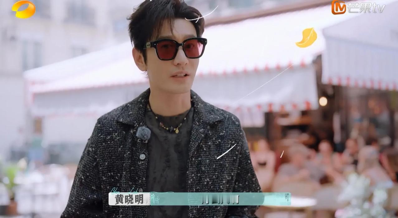 黄晓明在异国喝完咖啡，付款时他的卡无法付款，他慌忙翻找口袋。于是他向身边工