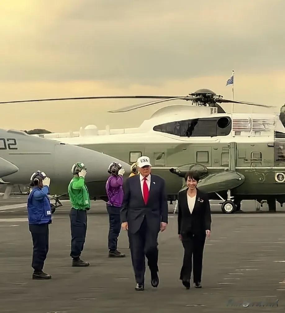 日本首相与特朗普去视察,首相就像特朗普的“妻子”一样,但是特朗普却不怎么喜欢[笑