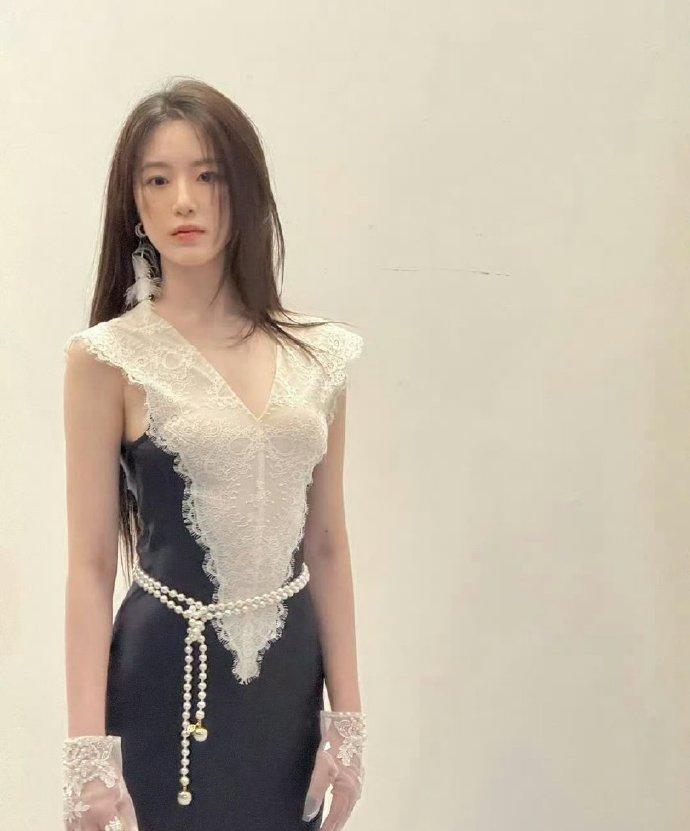 叶舒华，像一个冰山美人，瘦瘦的很有清冷感。