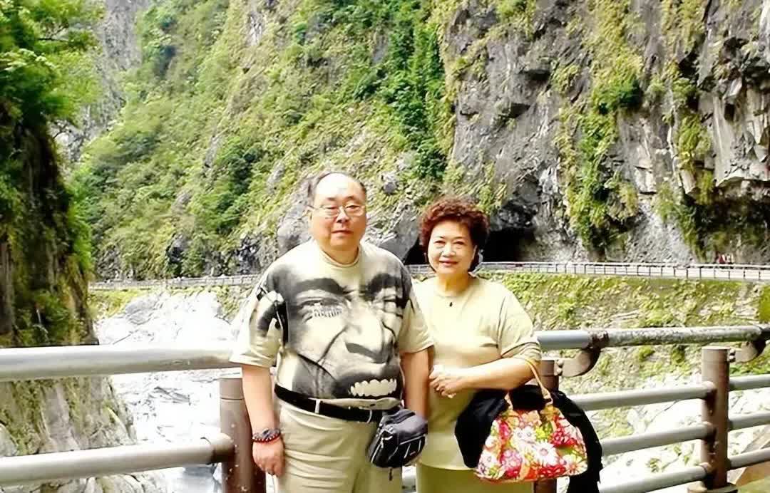 著名的女高音歌唱家朱逢博，她的丈夫施鸿鄂是她的声乐老师，两人从师生变成恋人，结为