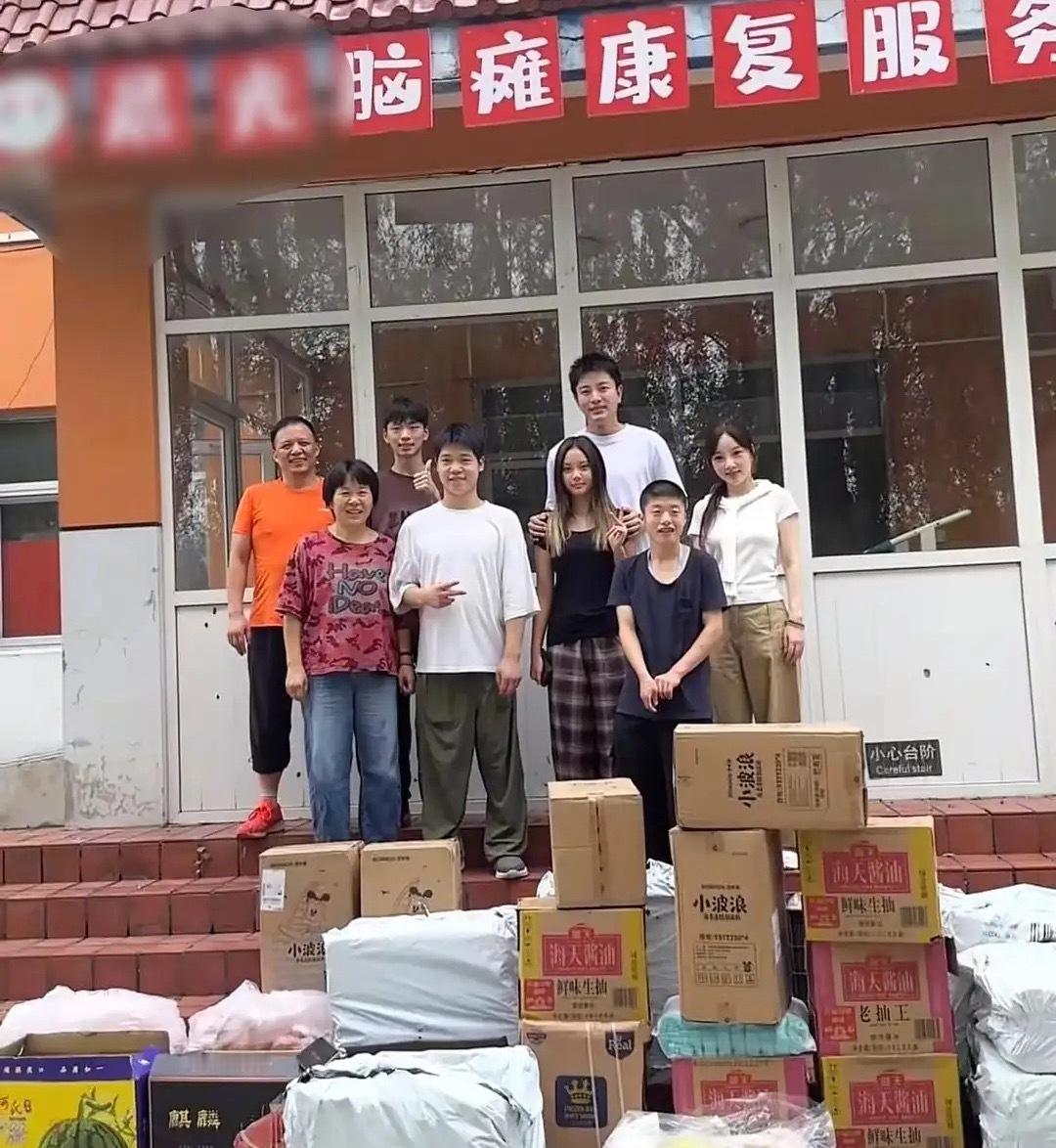 贾乃亮一家为脑瘫儿童送物资，13岁甜馨坐在爸爸妈妈中间，她很懂事帮忙搬水果，尿不