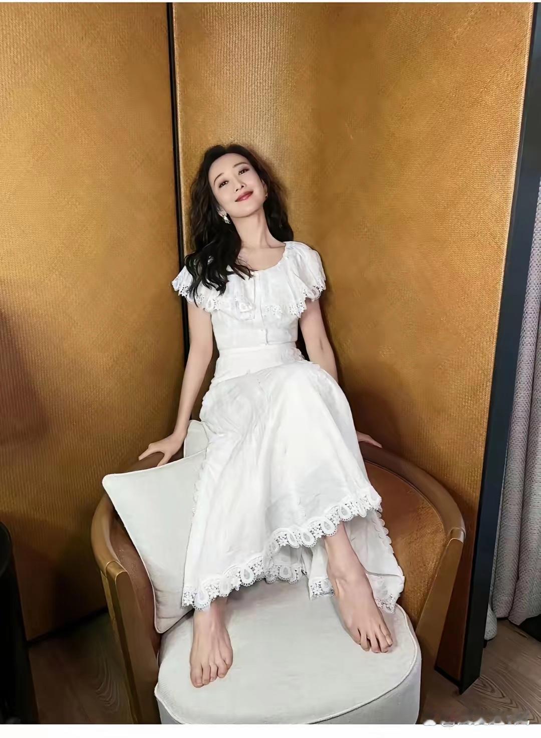 王鸥，脚趾头弯的太厉害了。