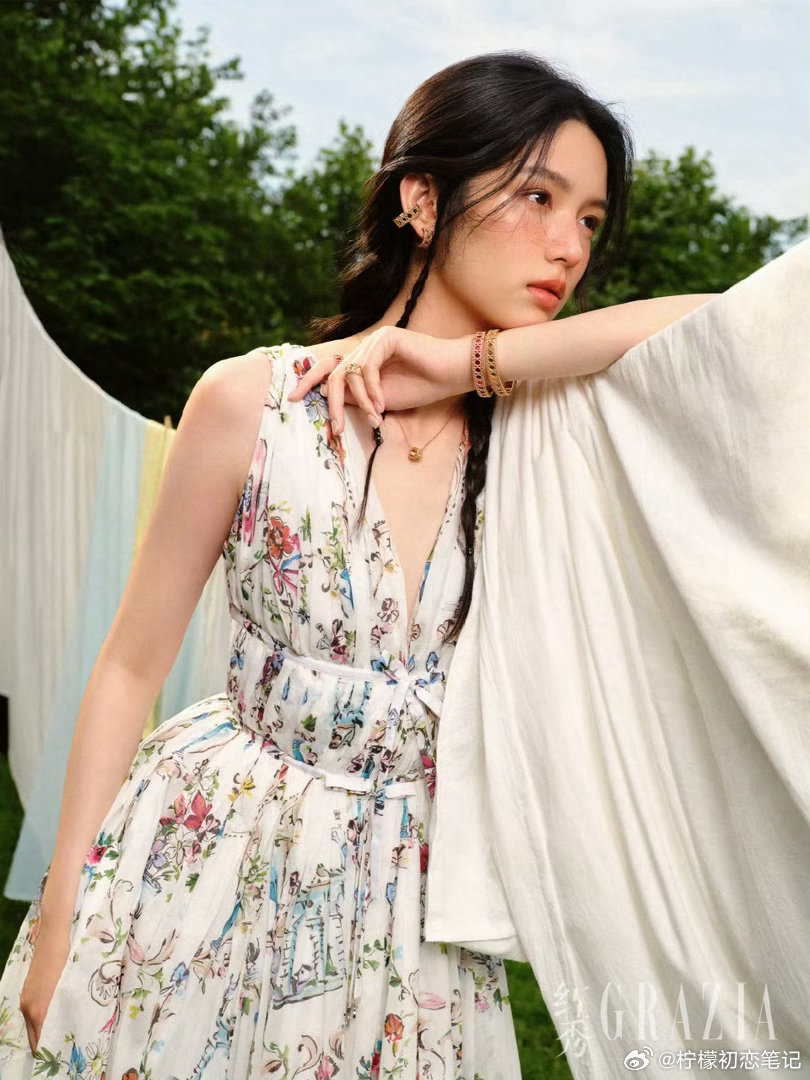 周也六月限定氛围感周也六月氛围感六月自带慵懒初夏质感，周也妆容简约素雅，氛围感