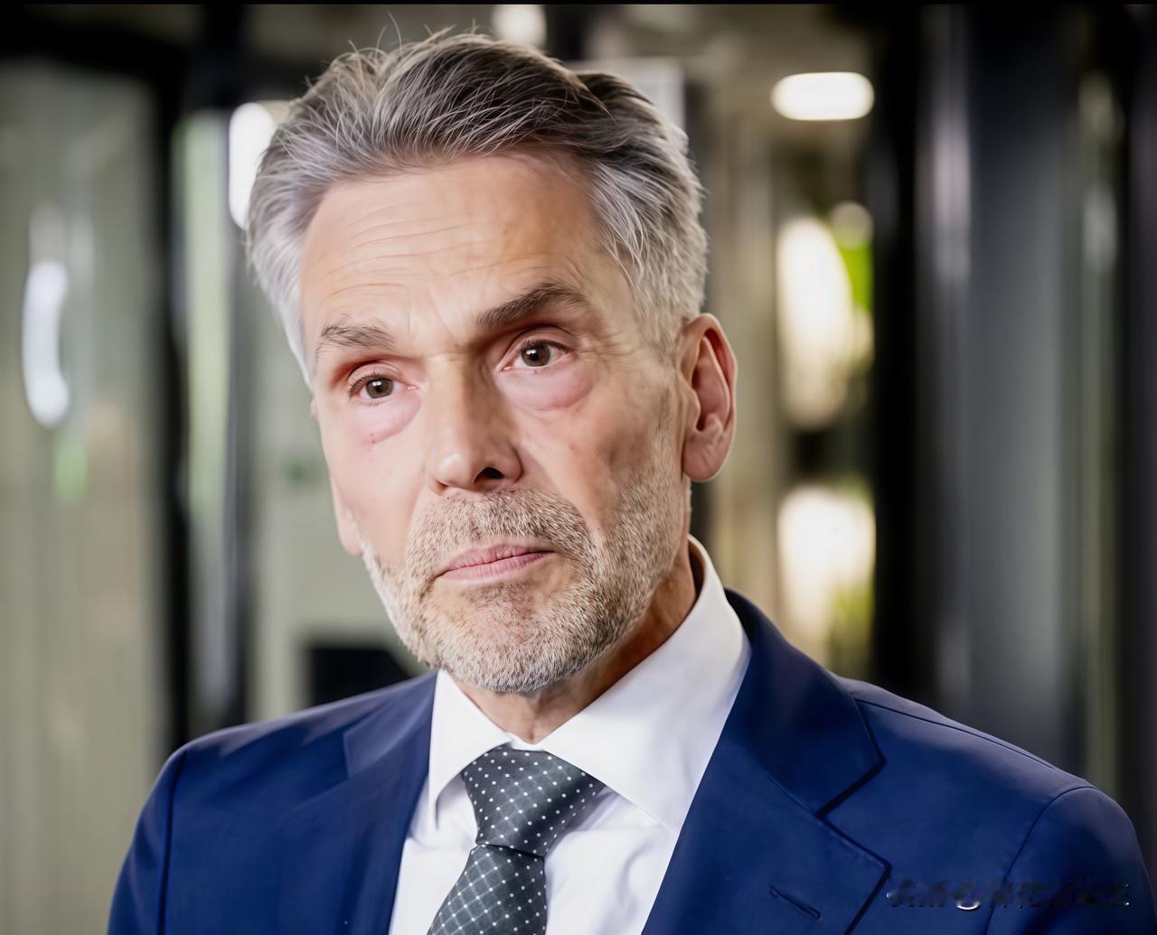 荷兰海牙又出新规了，这次对ASML的DUV光刻机又加码管制了。据外媒报道，A