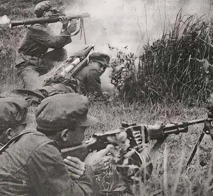 1979年，380团连长李仕钧，走出猫耳洞，喊：“下山搜战利品，愿意去的跟我走！