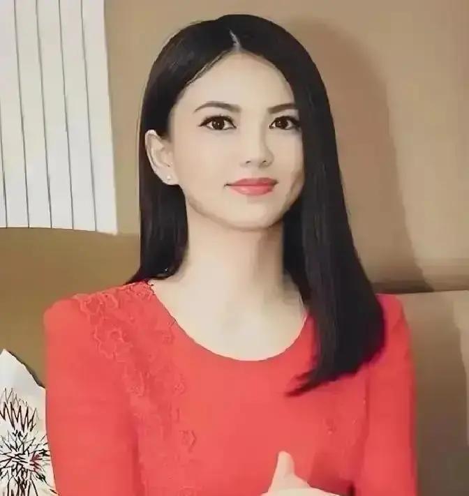 递名片被拒，3秒视频炸锅何超琼助理伸手挡那一下，把李湘卡在半空。香港晚宴规